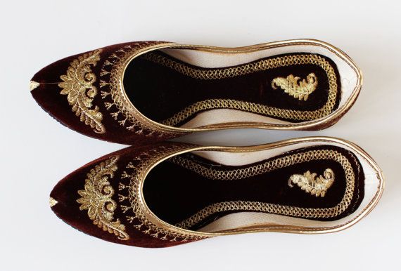 Maroon Embroidered Velvet Juttis