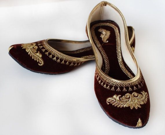 Maroon Embroidered Velvet Juttis